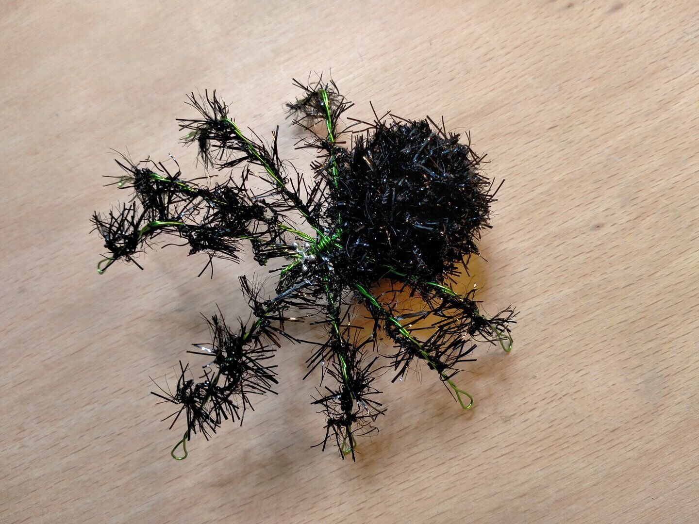 Spinne Wolli aus Schmuckdraht und Wolle.